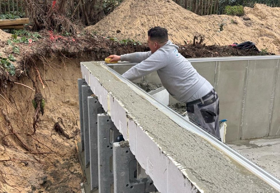 Construction d'une piscine classique en béton par Le Bassin Bleu